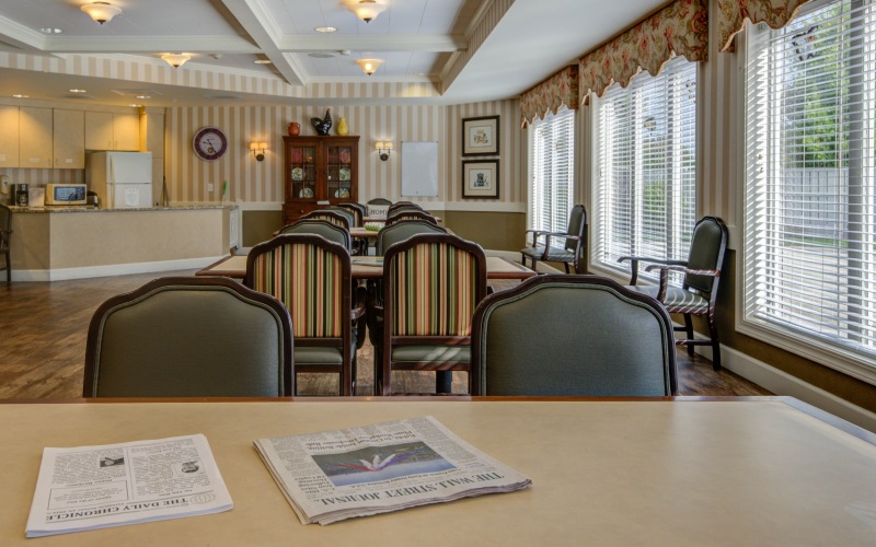 Table with newspapers and chairs 
